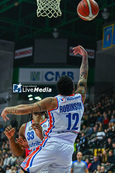 2023-12-30 - Justin Robinson take the rebound under the basket( Nutribullet Treviso Basket ) - NUTRIBULLET TREVISO BASKET VS ESTRA PISTOIA - ITALIAN SERIE A - BASKETBALL