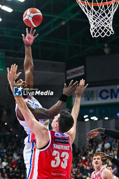 2023-12-30 - Suspension shot of Terry Allen ( Nutribullet Treviso Basket ) thwarted by Hawkins Ryan ( Estra Pistoia ) - NUTRIBULLET TREVISO BASKET VS ESTRA PISTOIA - ITALIAN SERIE A - BASKETBALL