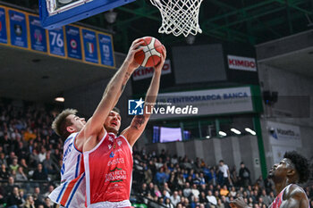 2023-12-30 - Duel under the basket Andrea Mezzanotte ( Nutribullet Treviso Basket ) - NUTRIBULLET TREVISO BASKET VS ESTRA PISTOIA - ITALIAN SERIE A - BASKETBALL