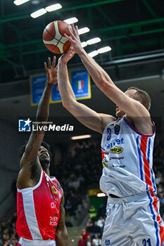 2023-12-30 - Shooting basket of Olisevucius Osvaldas ( Nutribullet Treviso Basket ) - NUTRIBULLET TREVISO BASKET VS ESTRA PISTOIA - ITALIAN SERIE A - BASKETBALL