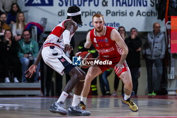 2023-12-29 - Niccolo Mannion #4 of Pallacanestro Varese OpenJobMetis (R) competes for the ball against Briante Webwe #2 of Unahotels Reggio Emilia (L) during LBA Lega Basket A 2023/24 Regular Season game between Pallacanestro Varese OpenJobMetis and Unahotels Reggio Emilia at Itelyum Arena, Varese, Italy on December 29, 2023 - OPENJOBMETIS VARESE VS UNAHOTELS REGGIO EMILIA - ITALIAN SERIE A - BASKETBALL