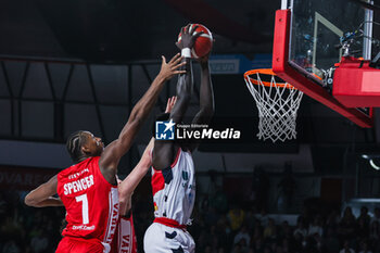 2023-12-29 - Skylar Spencer #7 of Pallacanestro Varese OpenJobMetis (L) competes for the ball against Jamar Smith #15 of Unahotels Reggio Emilia (R) during LBA Lega Basket A 2023/24 Regular Season game between Pallacanestro Varese OpenJobMetis and Unahotels Reggio Emilia at Itelyum Arena, Varese, Italy on December 29, 2023 - OPENJOBMETIS VARESE VS UNAHOTELS REGGIO EMILIA - ITALIAN SERIE A - BASKETBALL