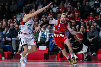 2023-12-29 - Niccolo Mannion #4 of Pallacanestro Varese OpenJobMetis (R) competes for the ball against Michele Vitali #31 of Unahotels Reggio Emilia (L) during LBA Lega Basket A 2023/24 Regular Season game between Pallacanestro Varese OpenJobMetis and Unahotels Reggio Emilia at Itelyum Arena, Varese, Italy on December 29, 2023 - OPENJOBMETIS VARESE VS UNAHOTELS REGGIO EMILIA - ITALIAN SERIE A - BASKETBALL
