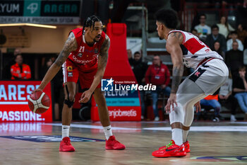 2023-12-29 - Olivier Hanlan #21 of Pallacanestro Varese OpenJobMetis (L) competes for the ball against Sasha Grant #44 of Unahotels Reggio Emilia (R) during LBA Lega Basket A 2023/24 Regular Season game between Pallacanestro Varese OpenJobMetis and Unahotels Reggio Emilia at Itelyum Arena, Varese, Italy on December 29, 2023 - OPENJOBMETIS VARESE VS UNAHOTELS REGGIO EMILIA - ITALIAN SERIE A - BASKETBALL