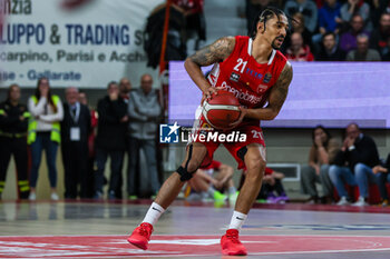 2023-12-29 - Olivier Hanlan #21 of Pallacanestro Varese OpenJobMetis seen in action during LBA Lega Basket A 2023/24 Regular Season game between Pallacanestro Varese OpenJobMetis and Unahotels Reggio Emilia at Itelyum Arena, Varese, Italy on December 29, 2023 - OPENJOBMETIS VARESE VS UNAHOTELS REGGIO EMILIA - ITALIAN SERIE A - BASKETBALL