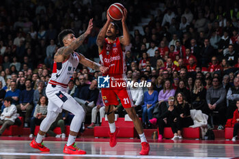 2023-12-29 - Olivier Hanlan #21 of Pallacanestro Varese OpenJobMetis (R) competes for the ball against Sasha Grant #44 of Unahotels Reggio Emilia (L) during LBA Lega Basket A 2023/24 Regular Season game between Pallacanestro Varese OpenJobMetis and Unahotels Reggio Emilia at Itelyum Arena, Varese, Italy on December 29, 2023 - OPENJOBMETIS VARESE VS UNAHOTELS REGGIO EMILIA - ITALIAN SERIE A - BASKETBALL