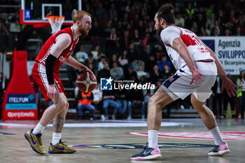 2023-12-29 - Niccolo Mannion #4 of Pallacanestro Varese OpenJobMetis (L) competes for the ball against Matteo Chillo #51 of Unahotels Reggio Emilia (R) during LBA Lega Basket A 2023/24 Regular Season game between Pallacanestro Varese OpenJobMetis and Unahotels Reggio Emilia at Itelyum Arena, Varese, Italy on December 29, 2023 - OPENJOBMETIS VARESE VS UNAHOTELS REGGIO EMILIA - ITALIAN SERIE A - BASKETBALL