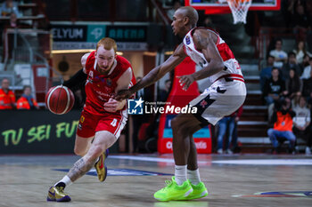 2023-12-29 - Niccolo Mannion #4 of Pallacanestro Varese OpenJobMetis (L) competes for the ball against Jamar Smith #15 of Unahotels Reggio Emilia (R) during LBA Lega Basket A 2023/24 Regular Season game between Pallacanestro Varese OpenJobMetis and Unahotels Reggio Emilia at Itelyum Arena, Varese, Italy on December 29, 2023 - OPENJOBMETIS VARESE VS UNAHOTELS REGGIO EMILIA - ITALIAN SERIE A - BASKETBALL