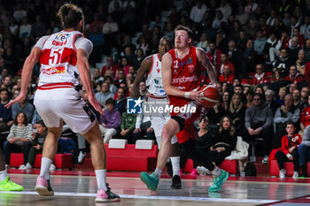 2023-12-29 - Sean Mcdermott #22 of Pallacanestro Varese OpenJobMetis seen in action during LBA Lega Basket A 2023/24 Regular Season game between Pallacanestro Varese OpenJobMetis and Unahotels Reggio Emilia at Itelyum Arena, Varese, Italy on December 29, 2023 - OPENJOBMETIS VARESE VS UNAHOTELS REGGIO EMILIA - ITALIAN SERIE A - BASKETBALL