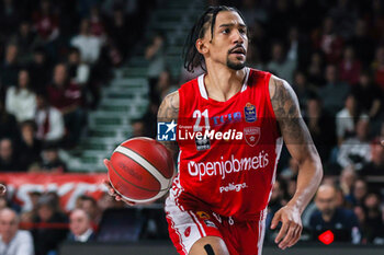 2023-12-29 - Olivier Hanlan #21 of Pallacanestro Varese OpenJobMetis seen in action during LBA Lega Basket A 2023/24 Regular Season game between Pallacanestro Varese OpenJobMetis and Unahotels Reggio Emilia at Itelyum Arena, Varese, Italy on December 29, 2023 - OPENJOBMETIS VARESE VS UNAHOTELS REGGIO EMILIA - ITALIAN SERIE A - BASKETBALL