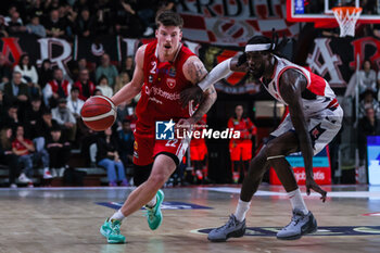 2023-12-29 - Sean Mcdermott #22 of Pallacanestro Varese OpenJobMetis (L) competes for the ball against Briante Webwe #2 of Unahotels Reggio Emilia (R) during LBA Lega Basket A 2023/24 Regular Season game between Pallacanestro Varese OpenJobMetis and Unahotels Reggio Emilia at Itelyum Arena, Varese, Italy on December 29, 2023 - OPENJOBMETIS VARESE VS UNAHOTELS REGGIO EMILIA - ITALIAN SERIE A - BASKETBALL