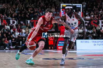 2023-12-29 - Sean Mcdermott #22 of Pallacanestro Varese OpenJobMetis (L) competes for the ball against Briante Webwe #2 of Unahotels Reggio Emilia (R) during LBA Lega Basket A 2023/24 Regular Season game between Pallacanestro Varese OpenJobMetis and Unahotels Reggio Emilia at Itelyum Arena, Varese, Italy on December 29, 2023 - OPENJOBMETIS VARESE VS UNAHOTELS REGGIO EMILIA - ITALIAN SERIE A - BASKETBALL