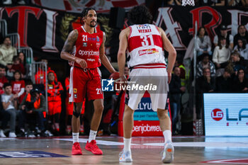 2023-12-29 - Olivier Hanlan #21 of Pallacanestro Varese OpenJobMetis (L) competes for the ball against Michele Vitali #31 of Unahotels Reggio Emilia (R) during LBA Lega Basket A 2023/24 Regular Season game between Pallacanestro Varese OpenJobMetis and Unahotels Reggio Emilia at Itelyum Arena, Varese, Italy on December 29, 2023 - OPENJOBMETIS VARESE VS UNAHOTELS REGGIO EMILIA - ITALIAN SERIE A - BASKETBALL
