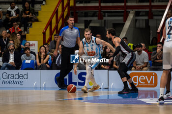 2023-10-30 - #25 Alessandro Lever (Ge.Vi Napoli Basket) and #3 Marco Belinelli (Virtus Segafredo Bologna) - GEVI NAPOLI BASKET VS VIRTUS SEGAFREDO BOLOGNA - ITALIAN SERIE A - BASKETBALL