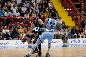 2023-10-30 - #2 Tyler Ennis (Ge.Vi Napoli Basket) and #21 Tornike Shengelia (Virtus Segafredo Bologna) in action - GEVI NAPOLI BASKET VS VIRTUS SEGAFREDO BOLOGNA - ITALIAN SERIE A - BASKETBALL