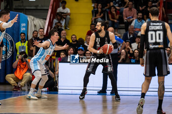2023-10-30 - #21 Tornike Shengelia (Virtus Segafredo Bologna) and #3 Justin Kyle Jaworski (Ge.Vi Napoli Basket) in action - GEVI NAPOLI BASKET VS VIRTUS SEGAFREDO BOLOGNA - ITALIAN SERIE A - BASKETBALL