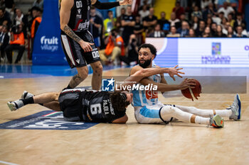 2023-10-30 - #2 Tyler Ennis (Ge.Vi Napoli Basket) against #6 Alessandro Pajola (Virtus Segafredo Bologna) on the floor - GEVI NAPOLI BASKET VS VIRTUS SEGAFREDO BOLOGNA - ITALIAN SERIE A - BASKETBALL