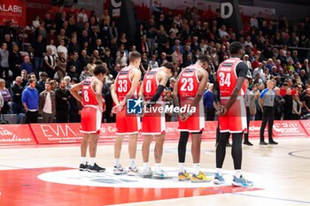 2023-11-12 - Estra Pistoia during a moment of silence before the game against Unahotels Pallacanestro Reggiana - UNAHOTELS REGGIO EMILIA VS ESTRA PISTOIA - ITALIAN SERIE A - BASKETBALL