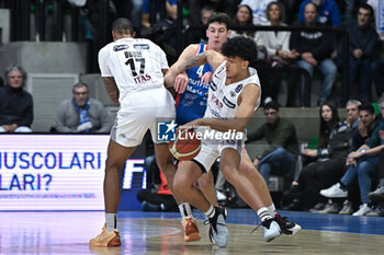 2023-12-17 - Duel for the ball between Enrico Tadiotto ( Nutribullet Treviso Basket ) and Mattia Udom ( Dolomiti Energia Trentino ) - NUTRIBULLET TREVISO BASKET VS DOLOMITI ENERGIA TRENTINO - ITALIAN SERIE A - BASKETBALL