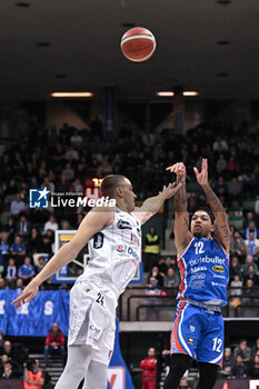 2023-12-17 - Three-point shot of Justin Robinson ( Nutribullet Treviso Basket ) - NUTRIBULLET TREVISO BASKET VS DOLOMITI ENERGIA TRENTINO - ITALIAN SERIE A - BASKETBALL