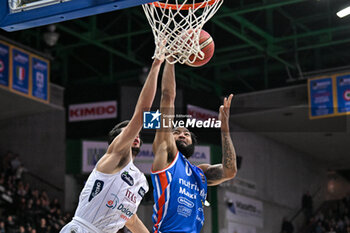 2023-12-17 - Duel under the basket between Ky Bowman ( Nutribullet Treviso Basket ) and Davide Alviti ( Dolomiti Energia Trentino ) - NUTRIBULLET TREVISO BASKET VS DOLOMITI ENERGIA TRENTINO - ITALIAN SERIE A - BASKETBALL