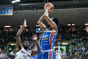 2023-12-17 - Three-point shot of Ky Bowman ( Nutribullet Treviso Basket ) - NUTRIBULLET TREVISO BASKET VS DOLOMITI ENERGIA TRENTINO - ITALIAN SERIE A - BASKETBALL