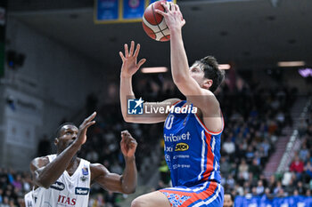 2023-12-17 - Leonardo Faggian ( Nutribullet Treviso Basket ) thwarted by Paul Biligha ( Dolomiti Energia Trentino ) - NUTRIBULLET TREVISO BASKET VS DOLOMITI ENERGIA TRENTINO - ITALIAN SERIE A - BASKETBALL
