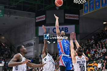 2023-12-17 - Sospension shot of Ky Bowman ( Nutribullet Treviso Basket ) - NUTRIBULLET TREVISO BASKET VS DOLOMITI ENERGIA TRENTINO - ITALIAN SERIE A - BASKETBALL