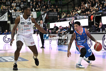 2023-12-17 - Justin Robinson ( Nutribullet Treviso Basket ) thwarted by Paul Biligha ( Dolomiti Energia Trentino ) - NUTRIBULLET TREVISO BASKET VS DOLOMITI ENERGIA TRENTINO - ITALIAN SERIE A - BASKETBALL