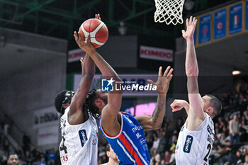 2023-12-17 - Duel under the basket between Pauly Paulicap ( Nutribullet Treviso Basket ) and Baldwin Kamar ( Dolomiti Energia Trentino ) - NUTRIBULLET TREVISO BASKET VS DOLOMITI ENERGIA TRENTINO - ITALIAN SERIE A - BASKETBALL