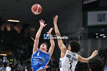 2023-12-17 - Duel for the ball between Enrico Tadiotto ( Nutribullet Treviso Basket ) and Myles Stephepens ( Dolomiti Energia Trentino ) - NUTRIBULLET TREVISO BASKET VS DOLOMITI ENERGIA TRENTINO - ITALIAN SERIE A - BASKETBALL