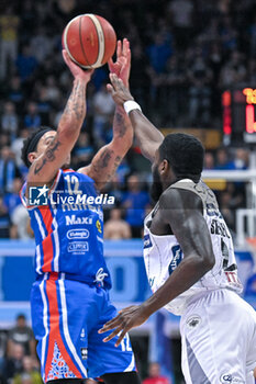 2023-12-17 - Sospension shot of Justin Robinson ( Nutribullet Treviso Basket ) - NUTRIBULLET TREVISO BASKET VS DOLOMITI ENERGIA TRENTINO - ITALIAN SERIE A - BASKETBALL