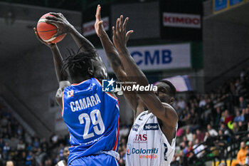 2023-12-17 - Gora Camara ( Nutribullet Treviso Basket ) thwarted by Paul Biligha ( Dolomiti Energia Trentino ) - NUTRIBULLET TREVISO BASKET VS DOLOMITI ENERGIA TRENTINO - ITALIAN SERIE A - BASKETBALL