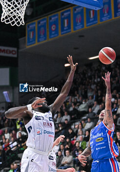 2023-12-17 - Sospension shot of Justin Robinson ( Nutribullet Treviso Basket ) - NUTRIBULLET TREVISO BASKET VS DOLOMITI ENERGIA TRENTINO - ITALIAN SERIE A - BASKETBALL