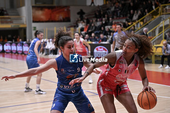 2023-11-25 - Arella Guirantes ( Famila Wuber Schio ) thwarted by Ramona Tomasoni ( Rmb Brixia Basket ) - FAMILA WUBER SCHIO VS RMB BRIXIA BASKET - ITALIAN SERIE A1 WOMEN - BASKETBALL