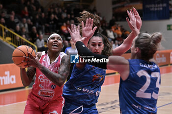 2023-11-25 - Duel under the basket of Robyn Parks ( Famila Wuber Schio ) - FAMILA WUBER SCHIO VS RMB BRIXIA BASKET - ITALIAN SERIE A1 WOMEN - BASKETBALL