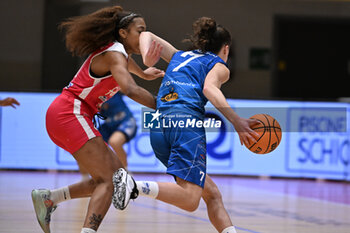 2023-11-25 - Carlotta Zanardi ( Rmb Brixia Basket ) thwarted by Arella Guirantes ( Famila Wuber Schio ) - FAMILA WUBER SCHIO VS RMB BRIXIA BASKET - ITALIAN SERIE A1 WOMEN - BASKETBALL