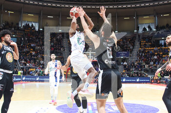 2023-01-29 - Steven Davis (Fortitudo Flats Service Bologna) thwarted by Mattia Palumbo (Apu old wild west Udine) during the Italian basketball Lnp A2 series championship match Fortitudo Flats Service Bologna Vs. Apu Old Wild West Udine - Bologna, Italy, January 29, 2023 at Paladozza sport palace - Photo: Michele Nucci - FORTITUDO FLATS SERVICE BOLOGNA VS APU UDINE - ITALIAN SERIE A2 - BASKETBALL
