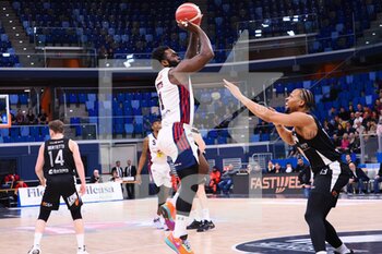 2023-04-08 - Giddy Potts (Urania Basket Milano) thwarted by Isaiah Briscoe (Apu Old Wild West Udine)  - URANIA MILANO VS APU UDINE - ITALIAN SERIE A2 - BASKETBALL
