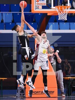 2023-04-08 - Ethan Esposito (Apu Old Wild West Udine) thwarted by Michele Ebeling (Urania Basket Milano)  - URANIA MILANO VS APU UDINE - ITALIAN SERIE A2 - BASKETBALL