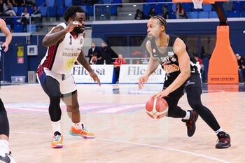2023-04-08 - Isaiah Briscoe (Apu Old Wild West Udine) thwarted by Giddy Potts (Urania Basket Milano)  - URANIA MILANO VS APU UDINE - ITALIAN SERIE A2 - BASKETBALL