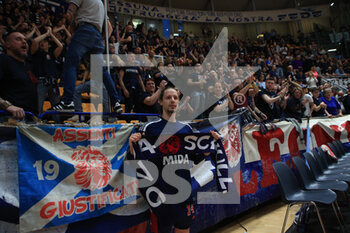 2023-04-19 - Matteo Montano (former player of Fortitudo) greets the supporters of 