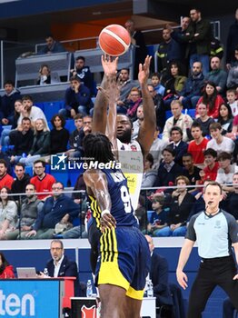 2023-05-19 - Giddy Potts (Urania Basket Milano) thwarted by Ronald Jackson (Reale Mutua Torino) - PLAYOFF GAME 3 - URANIA BASKET VS REALE MUTUA BASKET TORINO - ITALIAN SERIE A2 - BASKETBALL