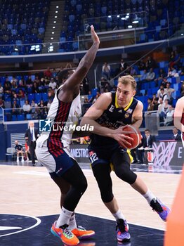 2023-05-19 - Federico Poser (Reale Mutua Torino) thwarted by Giddy Potts (Urania Basket Milano) - PLAYOFF GAME 3 - URANIA BASKET VS REALE MUTUA BASKET TORINO - ITALIAN SERIE A2 - BASKETBALL