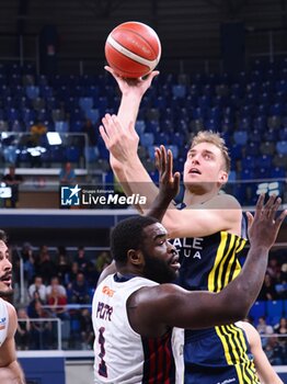 2023-05-19 - Federico Poser (Reale Mutua Torino) thwarted by Giddy Potts (Urania Basket Milano) - PLAYOFF GAME 3 - URANIA BASKET VS REALE MUTUA BASKET TORINO - ITALIAN SERIE A2 - BASKETBALL