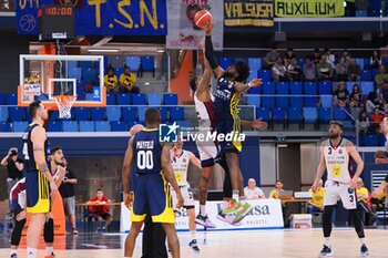 2023-05-21 - Kyndahl Hill (Urania Basket Milano) & Ronald Jackson (Reale Mutua Torino) - PLAYOFF GAME 4 - URANIA MILANO VS REALE MUTUA BASKET TORINO - ITALIAN SERIE A2 - BASKETBALL