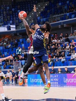 2023-05-21 - Giddy Potts (Urania Basket Milano) thwarted by Ronald Jackson (Reale Mutua Torino) - PLAYOFF GAME 4 - URANIA MILANO VS REALE MUTUA BASKET TORINO - ITALIAN SERIE A2 - BASKETBALL