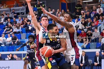 2023-05-21 - Tommaso Guariglia (Reale Mutua Torino) thwarted by Kyndahl Hill (Urania Basket Milano) - PLAYOFF GAME 4 - URANIA MILANO VS REALE MUTUA BASKET TORINO - ITALIAN SERIE A2 - BASKETBALL