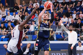 2023-05-21 - Niccolo De Vico (Reale Mutua Torino) thwarted by Giddy Potts (Urania Basket Milano) - PLAYOFF GAME 4 - URANIA MILANO VS REALE MUTUA BASKET TORINO - ITALIAN SERIE A2 - BASKETBALL