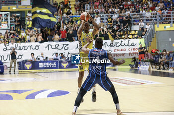 2023-06-01 - # 00 DeMario Mayfield (Reale Mutua Basket Torino) thwarted #1 Eric Lombardi (Gruppo Mascio Treviglio) - PLAYOFF - REALE MUTUA TORINO VS GRUPPO MASCIO TREVIGLIO - ITALIAN SERIE A2 - BASKETBALL